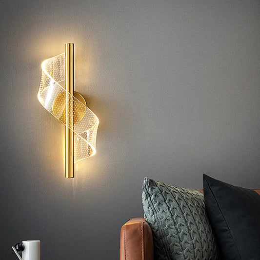 Applique murale LED moderne en cristal avec design en spirale dorée, parfait pour l'éclairage d'intérieur stylé