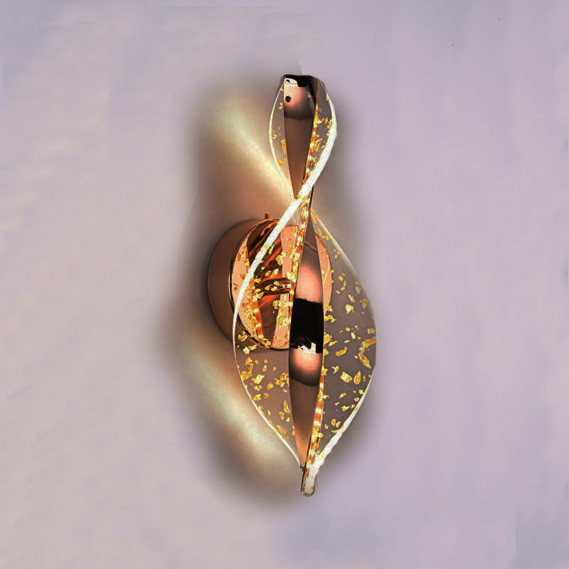 Applique murale nordique au design élégant avec éléments dorés et lumière douce, idéale pour embellir une chambre moderne