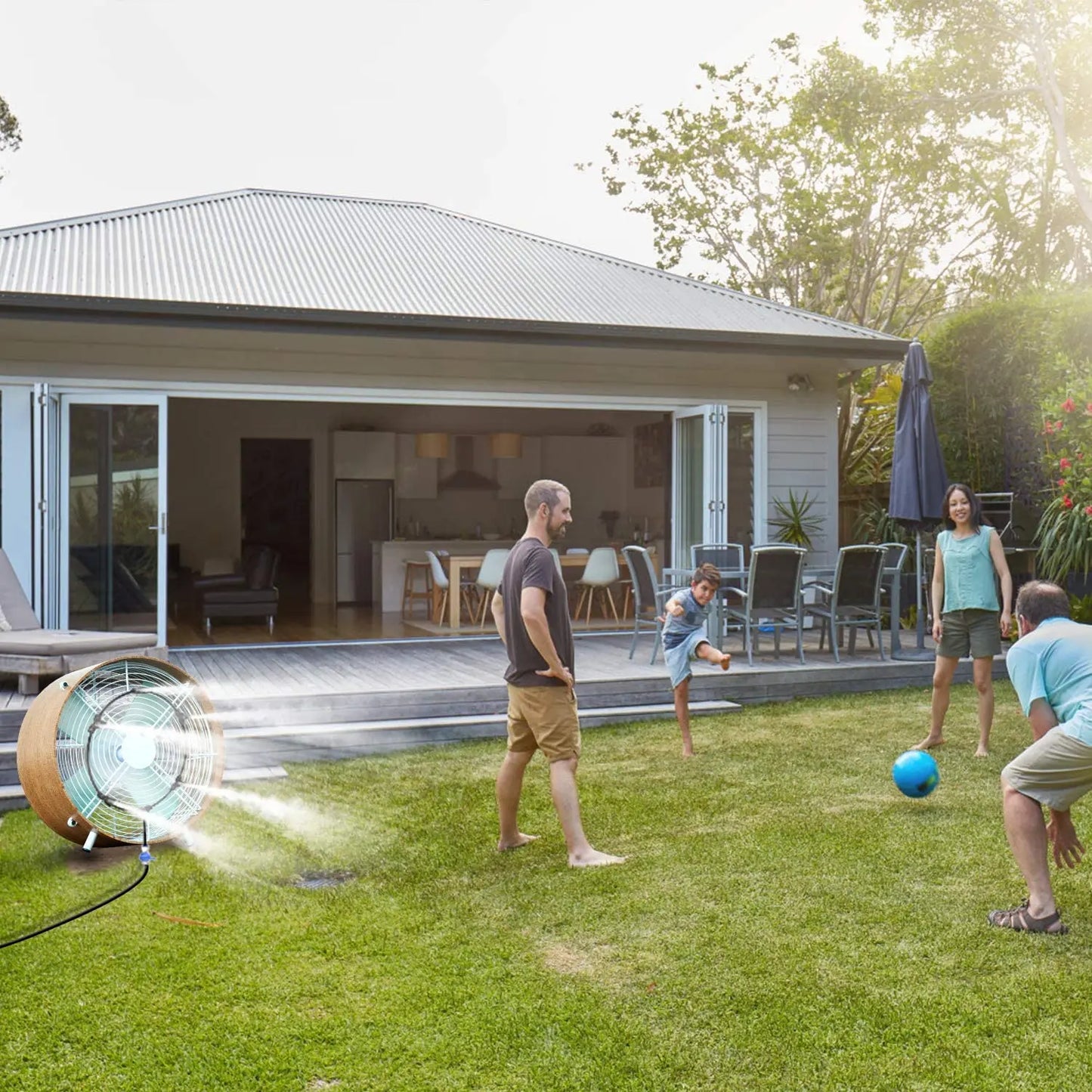 Brumisateur de terrasse BRUFRESH offrant une brume rafraîchissante lors d'une activité en famille dans le jardin