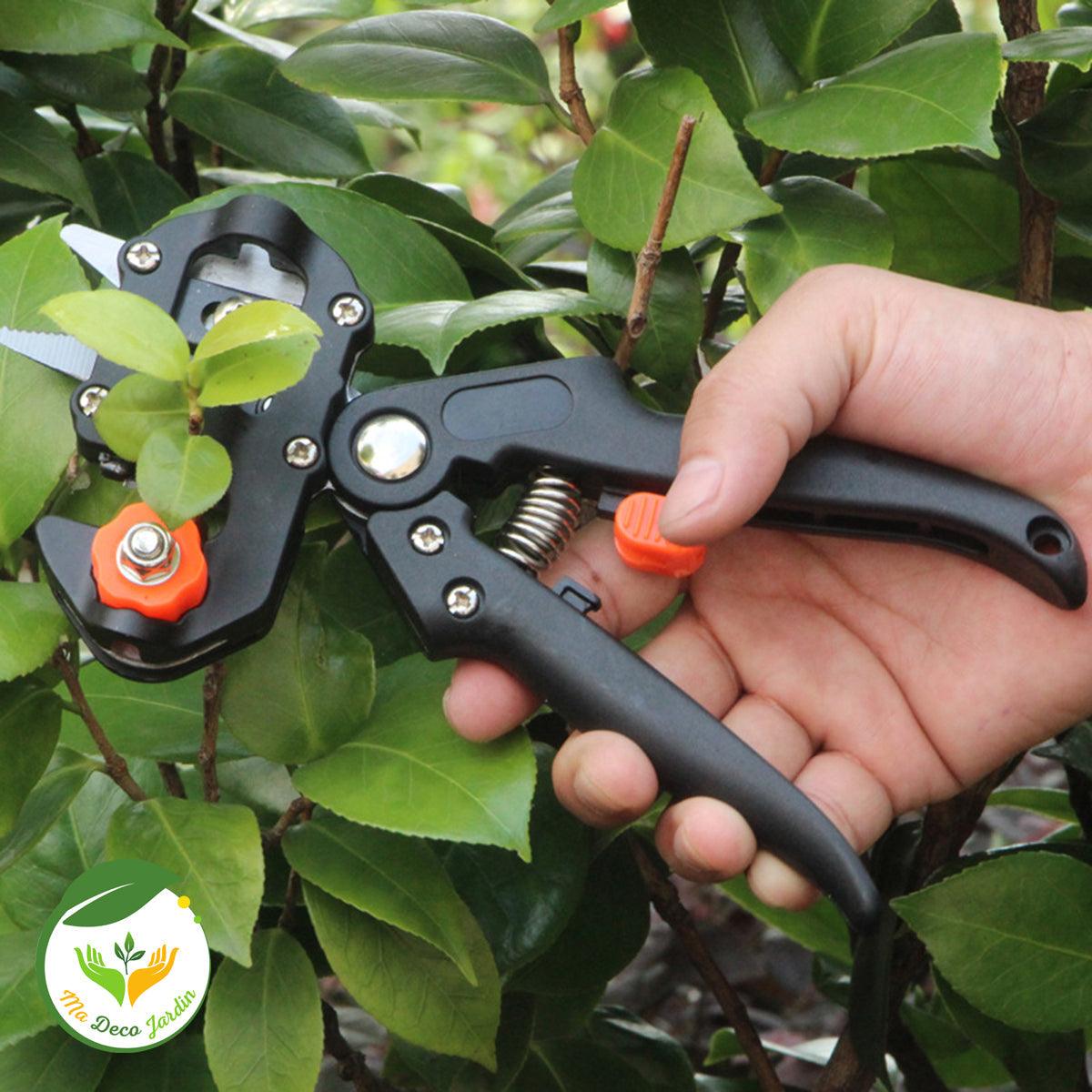 Couteau de greffage professionnel en main, utilisé pour tailler des plantes avec précision dans un jardin verdoyant