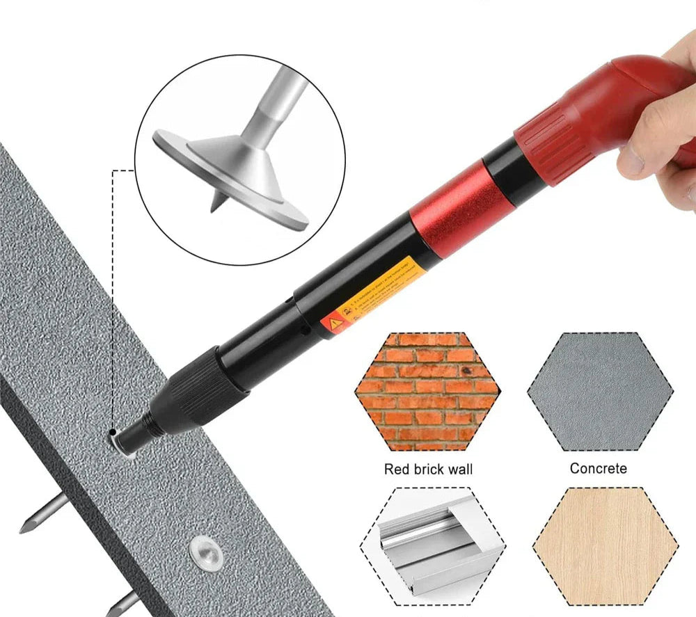 Outil pour clous aciers jardin, montrant une main utilisant un outil pour clouer des clous ronds sur différents matériaux, dans un environnement extérieur.