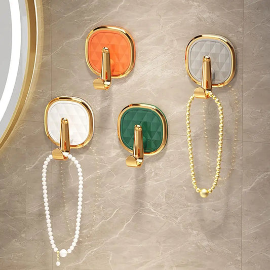 Crochet mural luxe en quatre couleurs élégantes avec finition dorée, parfait pour organiser bijoux et accessoires