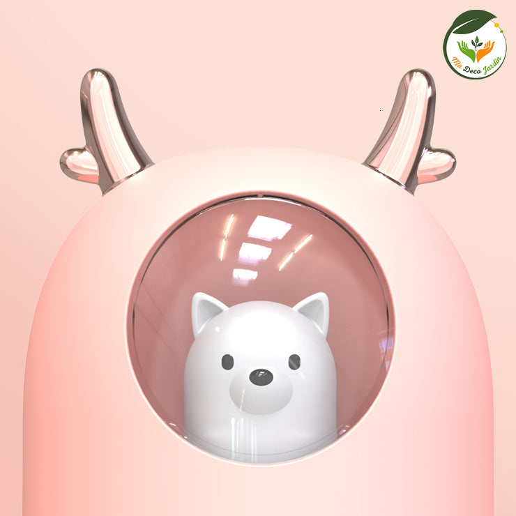 Diffuseur d'huiles essentielles design en forme d'ours blanc avec des antennes, coloris rose et éléments modernes.