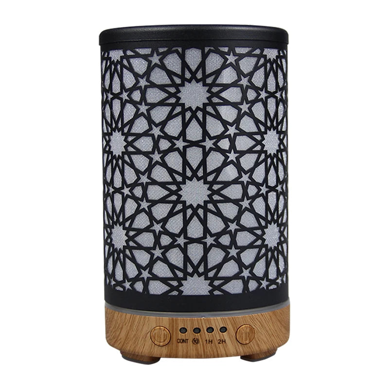 Diffuseur huiles essentielles marocain au design élégant avec motifs géométriques et base en bois, idéal pour créer une atmosphère apaisante
