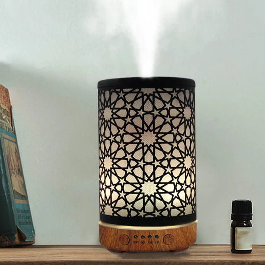 Diffuseur huiles essentielles marocain élégant avec motif incrusté, émettant une brume apaisante et accompagné d'une huile essentielle