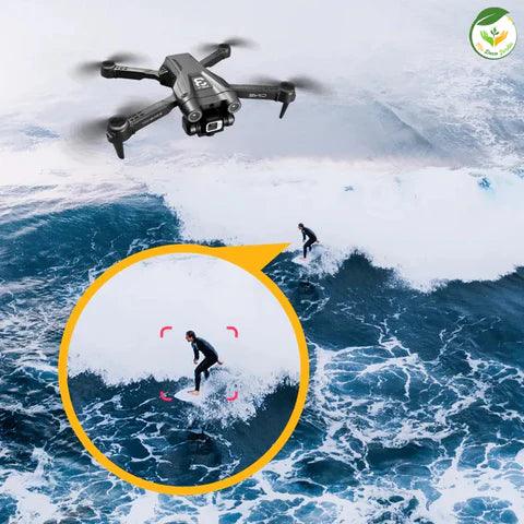 Un drone enfant Droncam survole des surfeurs au bord des vagues, offrant une vue dynamique et amusante