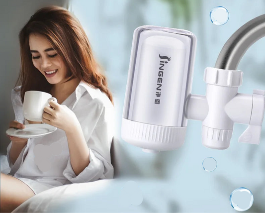 Filtre eau robinet cuisine installé sur un robinet avec une femme souriante et une tasse à la main, pour une eau purifiée