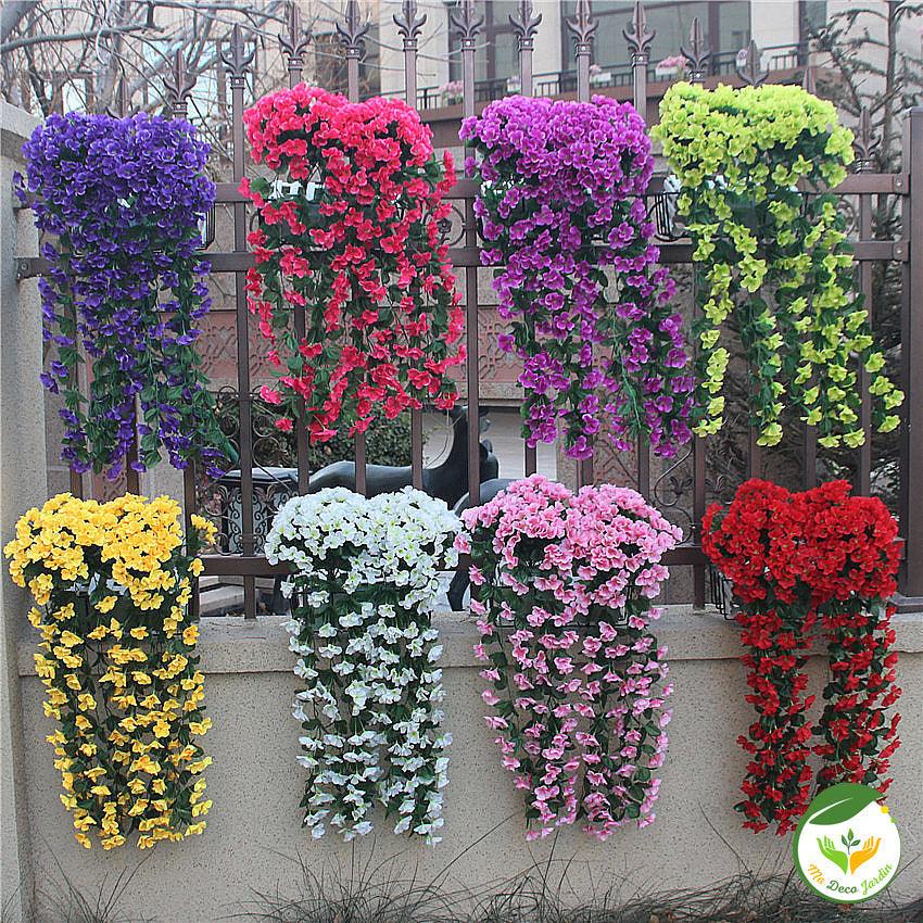 Fleurs artificielles haut de gamme suspendues sur une clôture, disponibles en plusieurs couleurs vives et éclatantes.