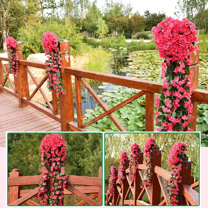 Décoration en fleurs artificielles haut de gamme sur une balustrade en bois, embellissant un paysage paisible près d'un plan d'eau.