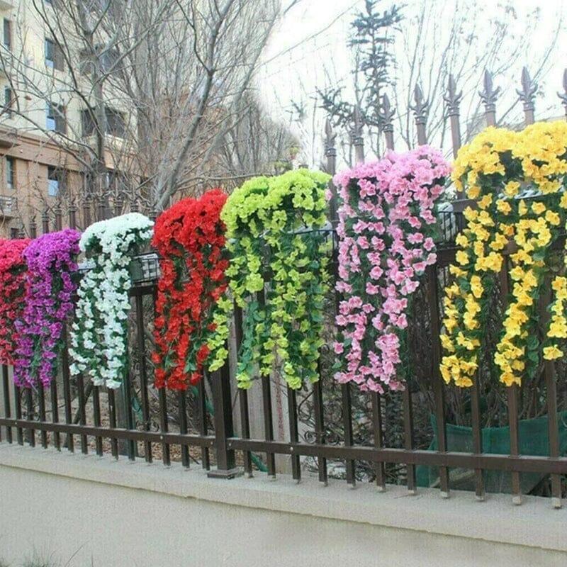 Fleurs artificielles haut de gamme dans des couleurs vives, décorant une clôture avec des cascades de pétales vibrants