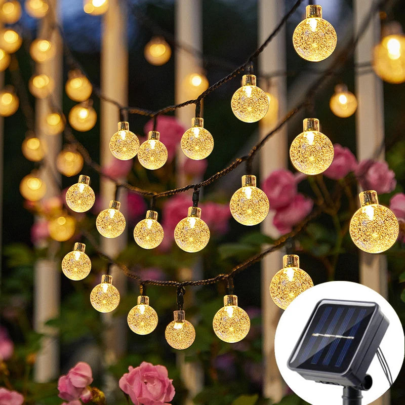 Guirlande lumineuse LED solaire avec boules dorées scintillantes, parfaite pour éclairer votre jardin avec élégance.