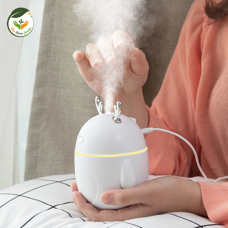 Diffuseur d'huiles essentielles CERF à la forme ludique, diffusant une brume parfumée, parfait comme diffuseur aromatique pour maison