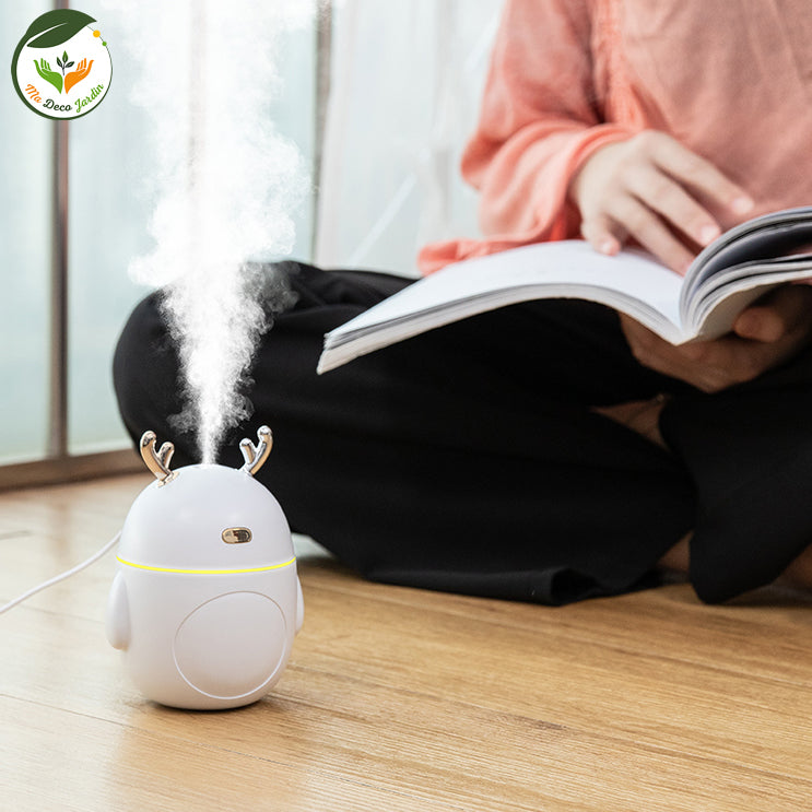 Diffuseur aromatique pour maison en forme de cerf, émettant une douce vapeur d'huiles essentielles, idéal pour un intérieur apaisant