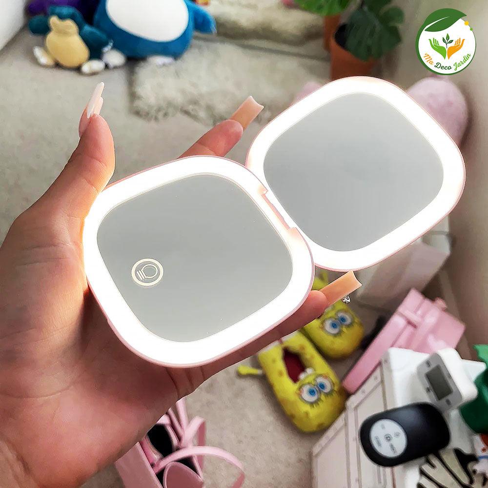 Miroir LED compact avec éclairage intégré, parfait pour les retouches de beauté et les déplacements