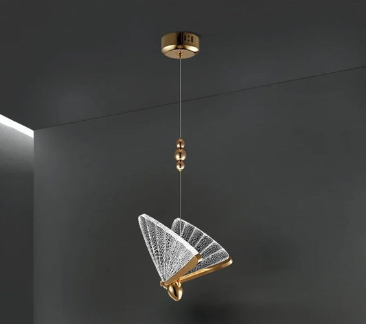 Plafonnier LED design chambre en forme de papillon avec finition en cristal et détails dorés, parfait pour une ambiance moderne