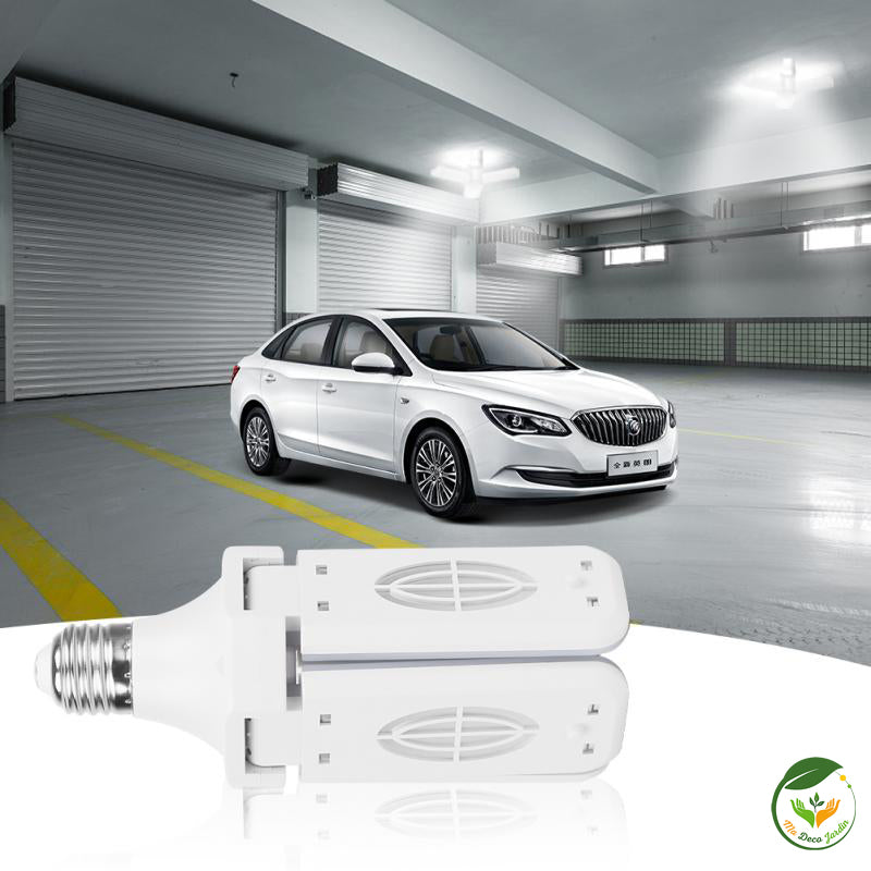 Plafonnier LED pliable blanc installé dans un garage, offrant une lumière naturelle et une solution d'éclairage flexible