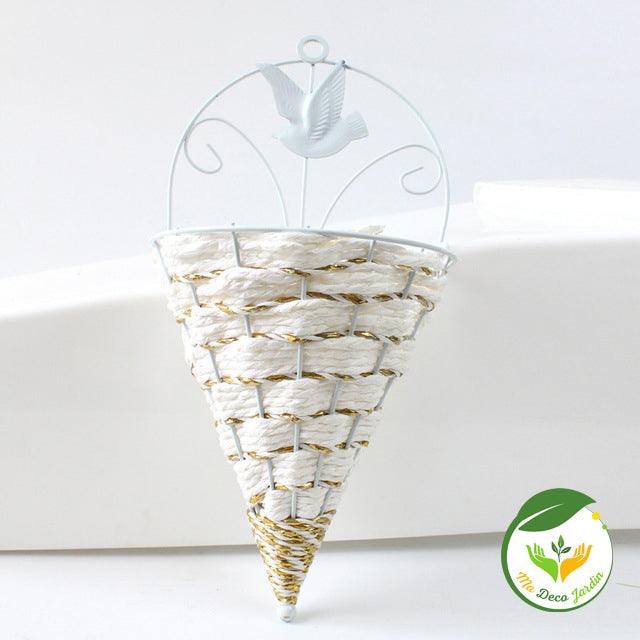 Porte-fleurs en osier avec un oiseau décoratif, idéal pour présenter des fleurs artificielles haut de gamme dans votre intérieur