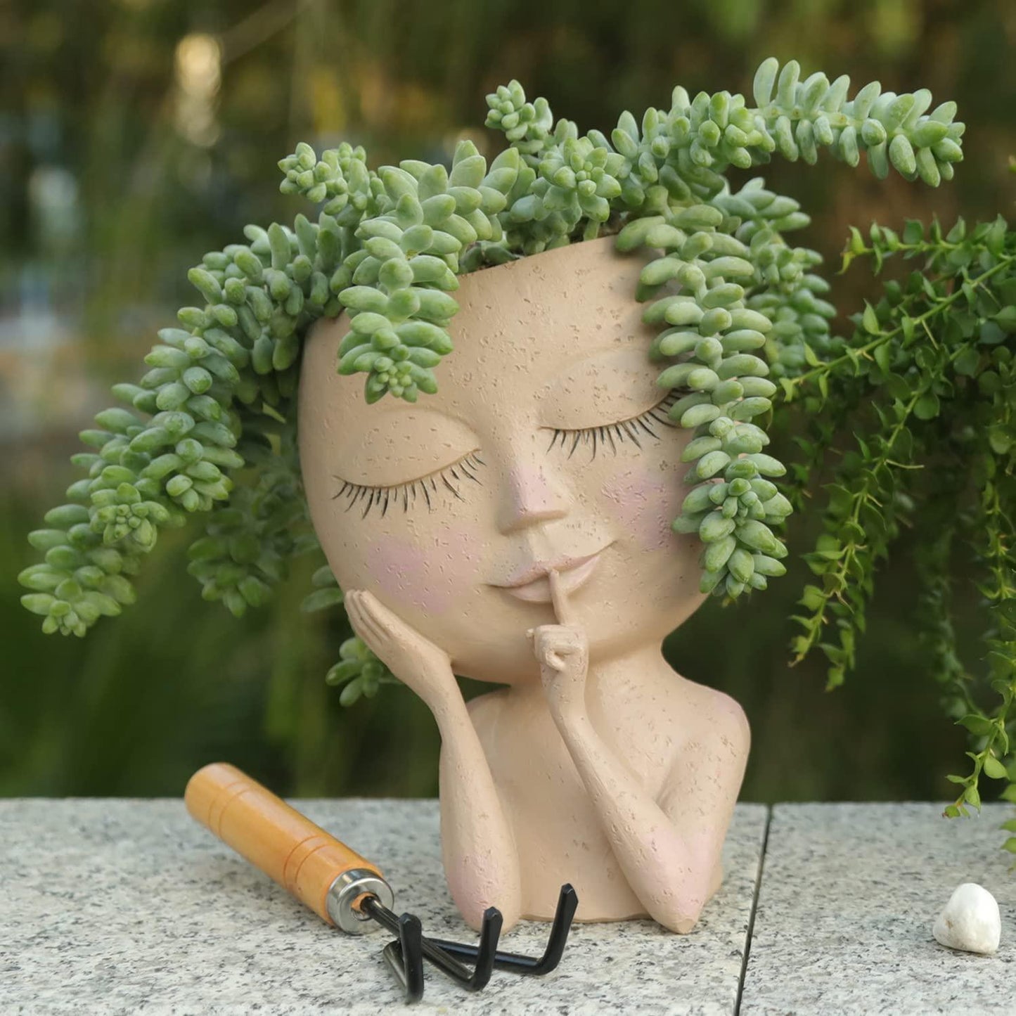 Pot de fleurs visage femme en terre cuite avec des plantes succulentes, design unique pour décoration moderne