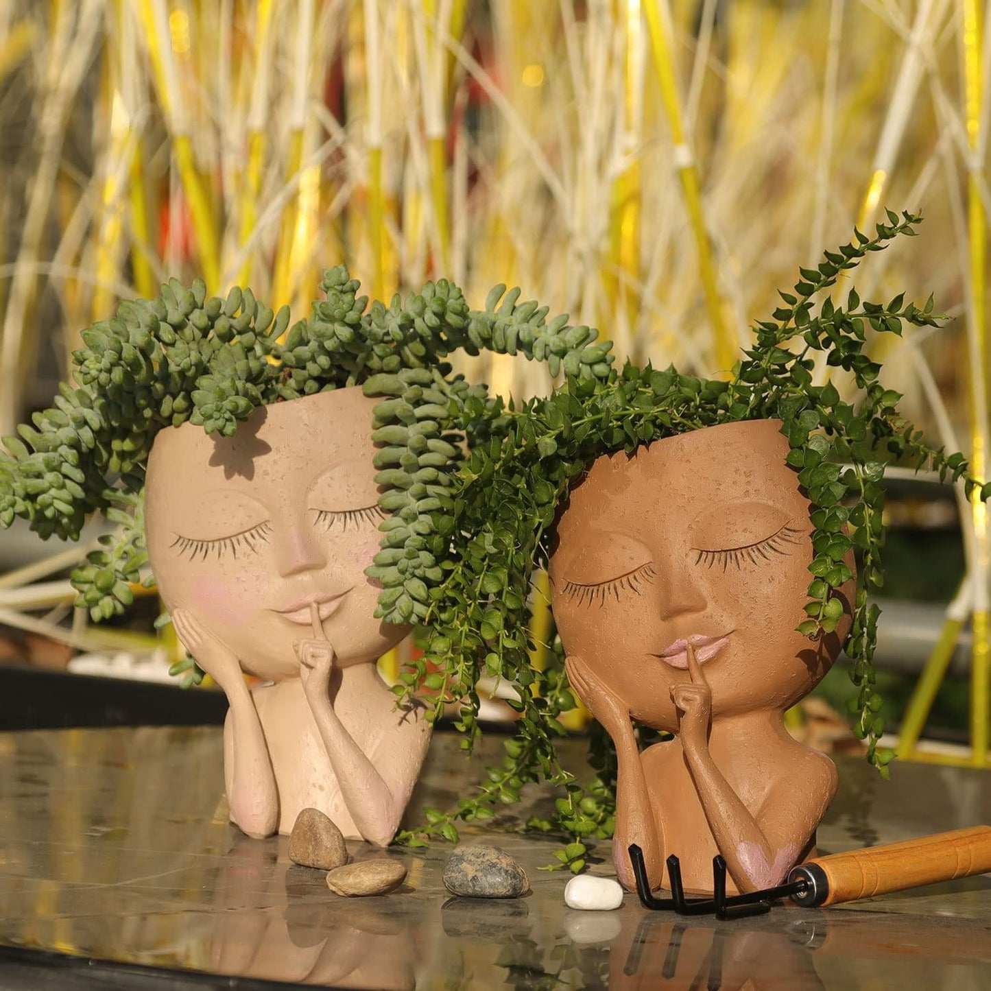 Deux pots de fleurs en visage de femme décorés de plantes, illustrant le pot de fleurs visage femme pour un style décoratif unique