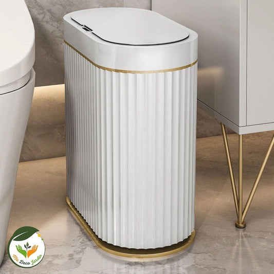 Poubelle automatique pour maison au design élégant avec surface texturée blanche et accents dorés, idéale pour un intérieur moderne
