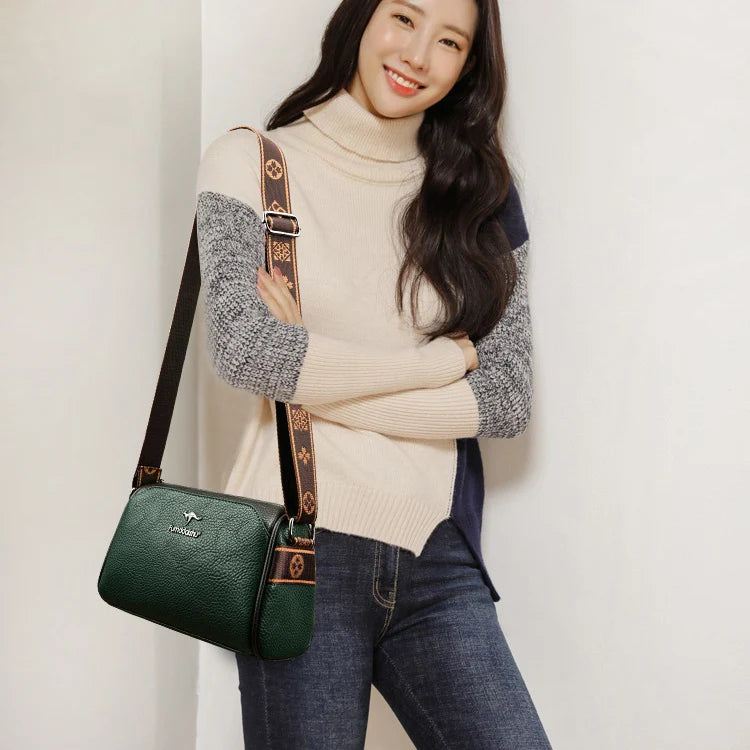 Sac bandouliere cuir femme, élégant et pratique, porté par une femme souriante avec un pull beige et jeans.