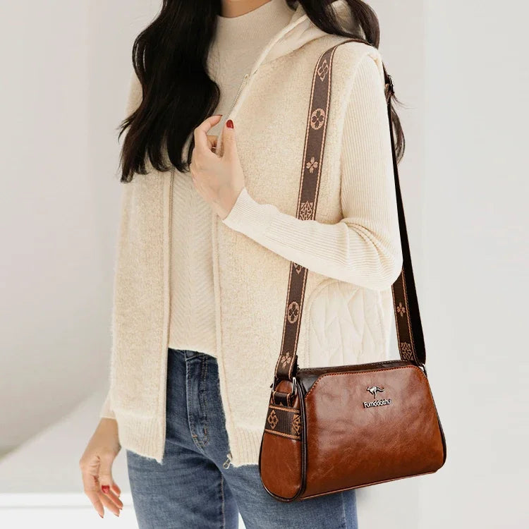 Sac bandoulière en cuir souple pour femme, élégant et pratique, avec bandoulière ornée pour un style raffiné.