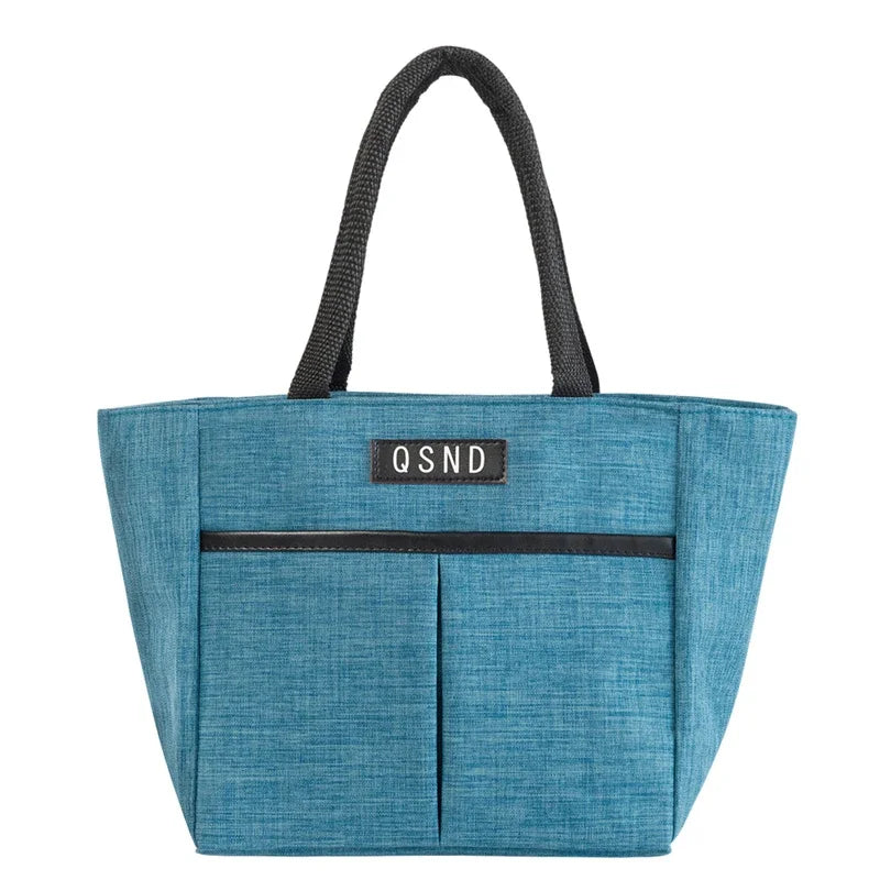 Sac isotherme portable en bleu, avec poches avant et anses noires pour un transport pratique
