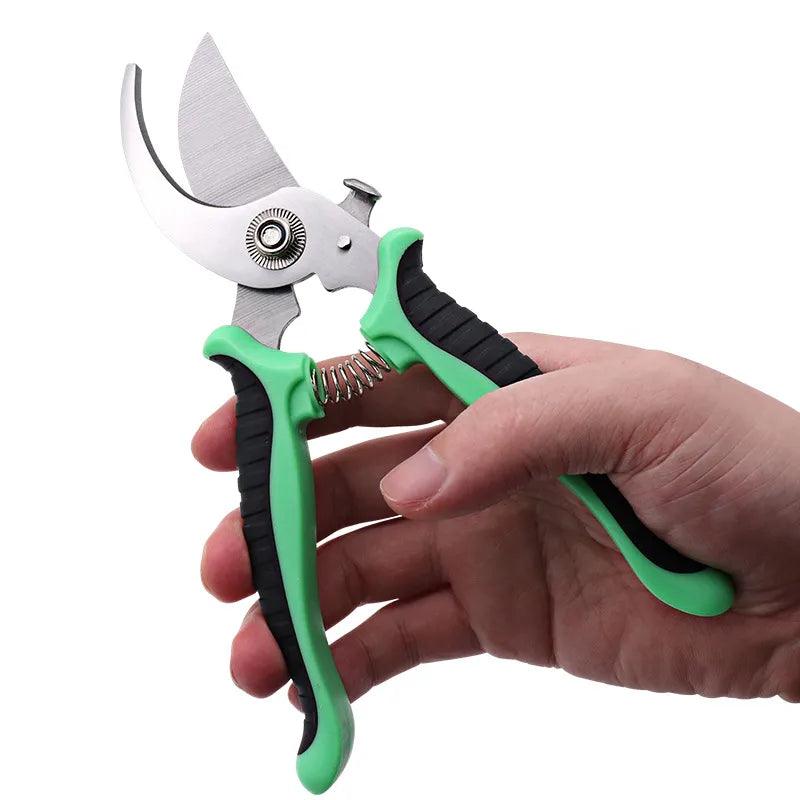 Sécateur à main pour taille de plantes avec manche ergonomique et poignée antidérapante, idéal pour le jardinage.