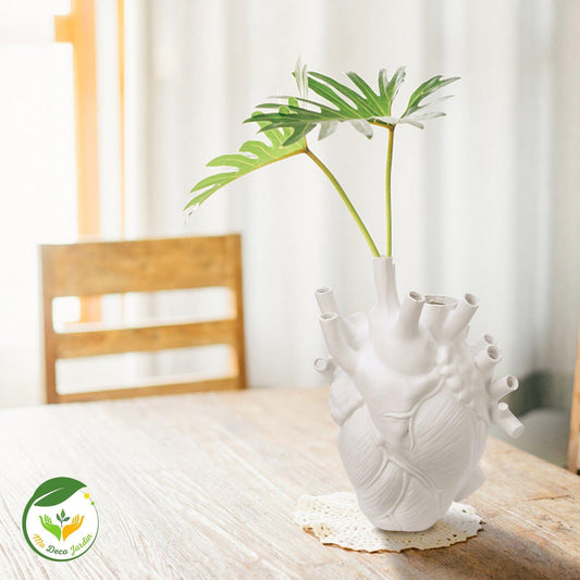 Vase decoratif en forme de coeur, blanc, avec des fleurs fraîches, parfait pour égayer votre intérieur
