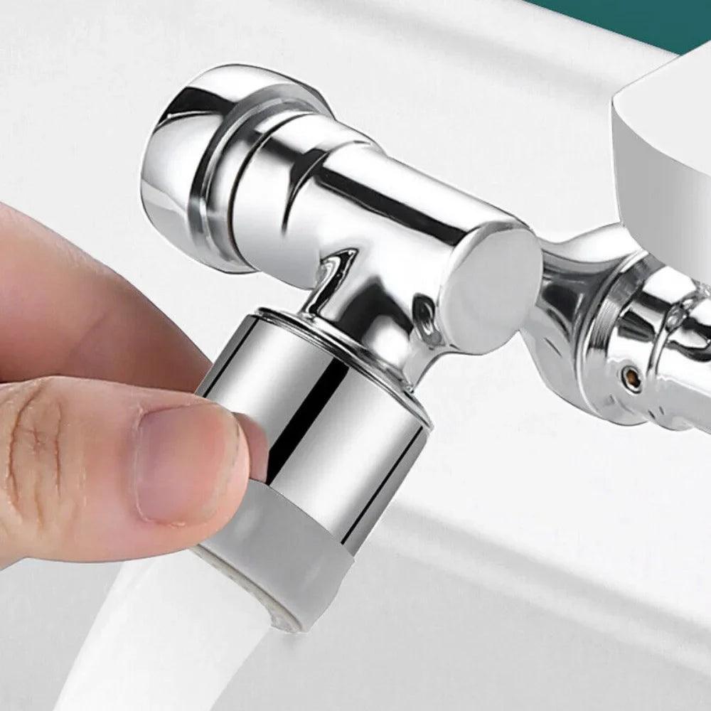 Rallonge robinet rotative en chrome avec un design élancé, idéale pour faciliter l'accès à l'eau dans le jardin