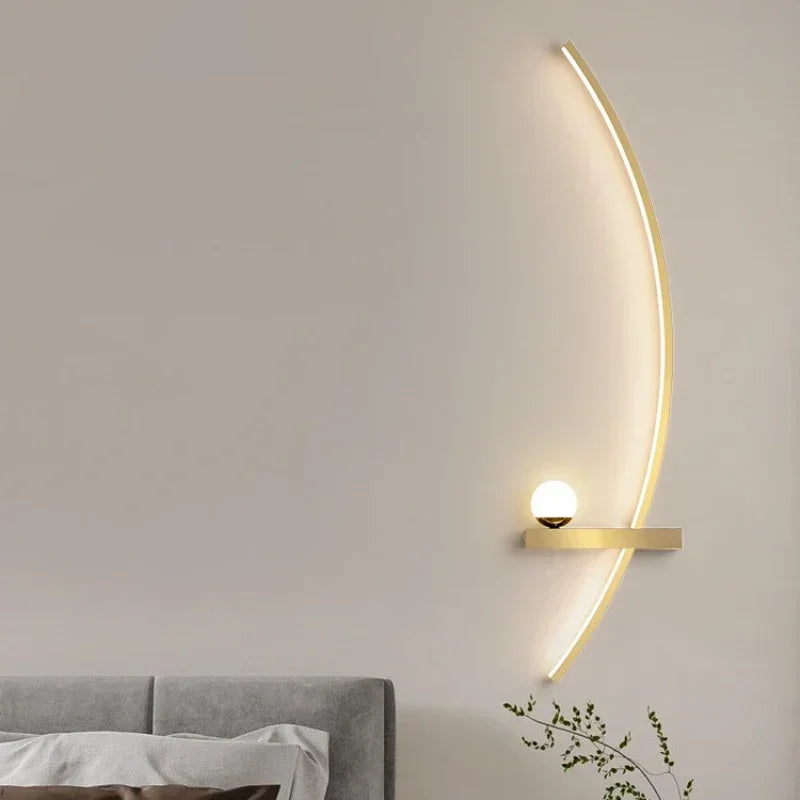 Applique murale moderne arc en or avec globe lumineux, idéale pour décorer une chambre élégante
