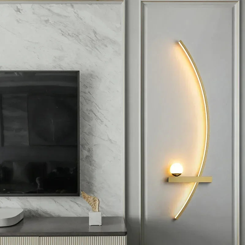 Applique murale moderne en arc avec lumière douce, ajoutant une touche d'élégance à la chambre