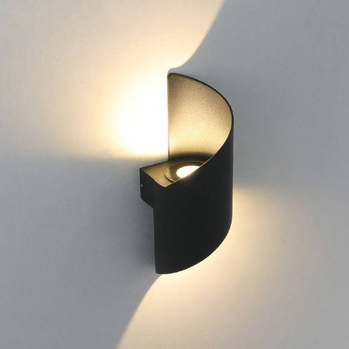 Applique murale de luxe en design moderne avec finition noire, offrant un éclairage élégant pour la chambre