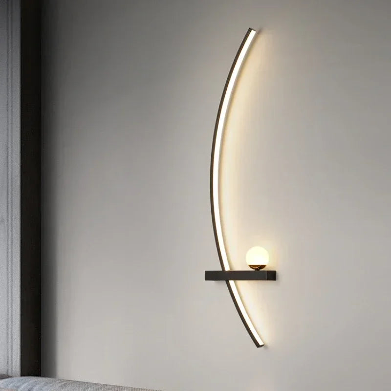 Applique murale moderne avec design élégant, lumière douce et étagère intégrée pour chambre ou salon.
