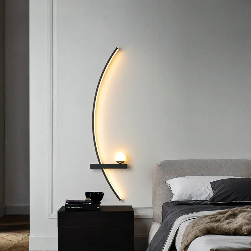 Applique murale moderne ARC éclairant doucement une chambre avec un design épuré et une tablette décorative