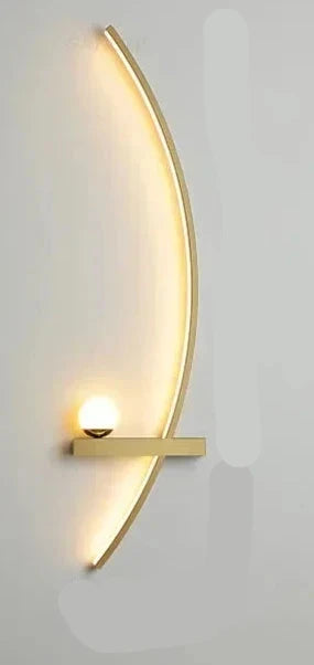 Applique murale moderne en métal doré avec éclairage doux et design élégant pour chambre ou salon