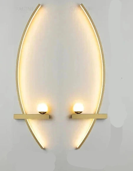 Applique murale moderne en forme ovale avec éclairage LED doux et supports en métal doré, idéale pour une ambiance chaleureuse