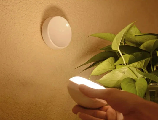 Applique murale sans fil moderne, simple à installer, illuminant délicatement une chambre, avec une touche de nature