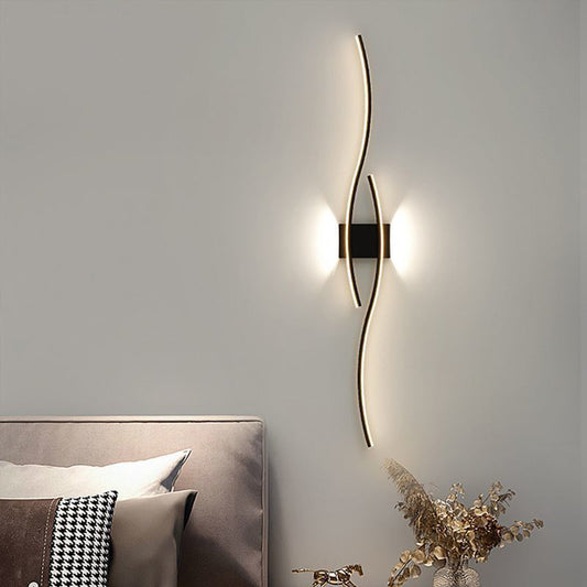 Applique murale LED moderne avec un design élégant et courbé, idéale pour une chambre contemporaine