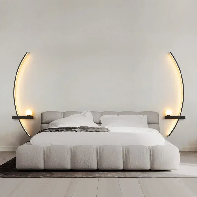 Applique murale moderne élégante installée au-dessus d'un lit confortable, ajoutant une ambiance chaleureuse à la chambre