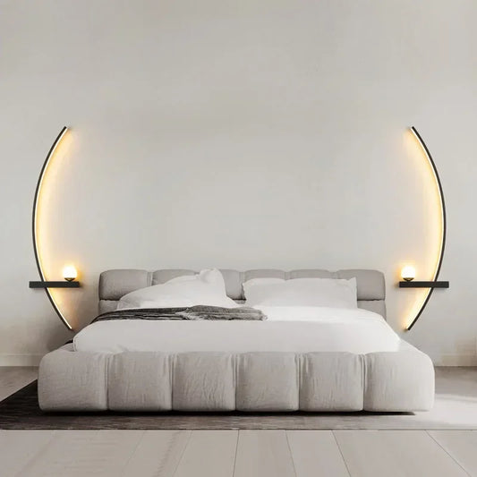Applique murale moderne élégante installée au-dessus d'un lit confortable, ajoutant une ambiance chaleureuse à la chambre