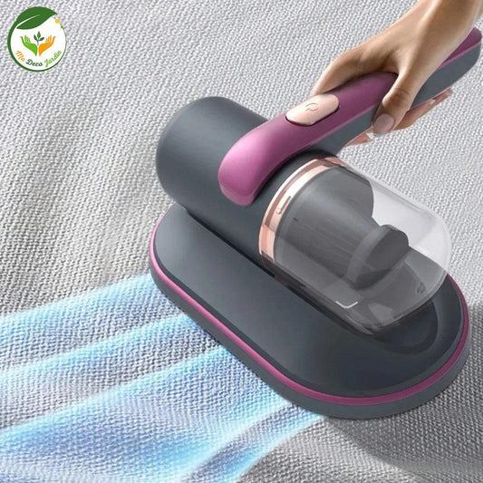 Mini aspirateur portable MINIASP en action sur une surface textile, idéal pour le nettoyage facile et efficace.