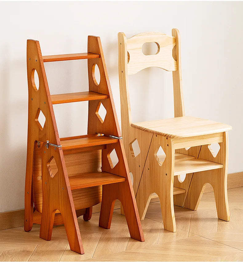 Chaise pliante en bois à gauche avec étagères et chaise en bois naturelle à droite, idéale pour un intérieur pratique