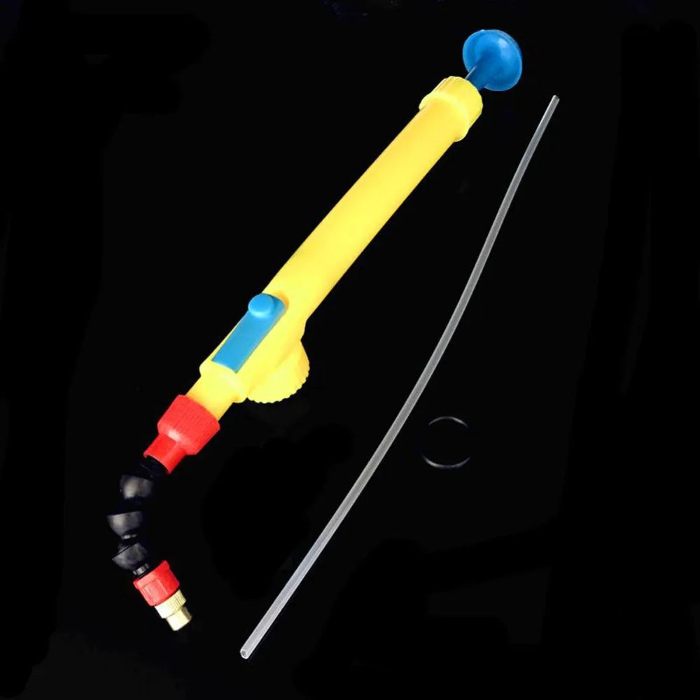 Pompe haute pression jardin en plastique jaune avec buse réglable et tube flexible pour un nettoyage efficace.