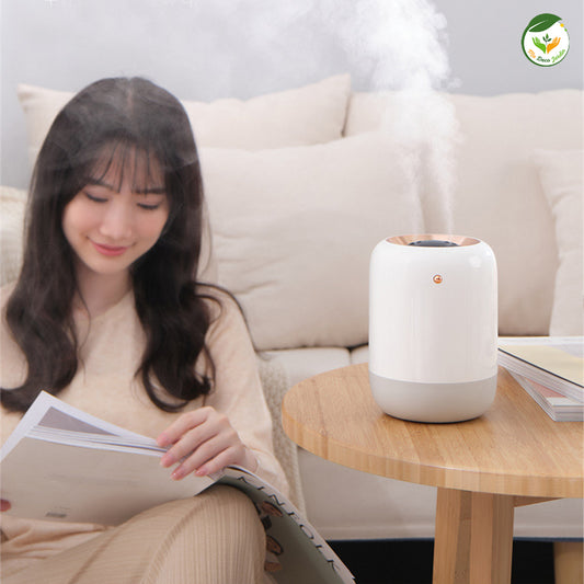 Humidificateur purificateur d'air domestique blanc sur table, idéal comme meilleur humidificateur d'air pour maison, créant une ambiance relaxante
