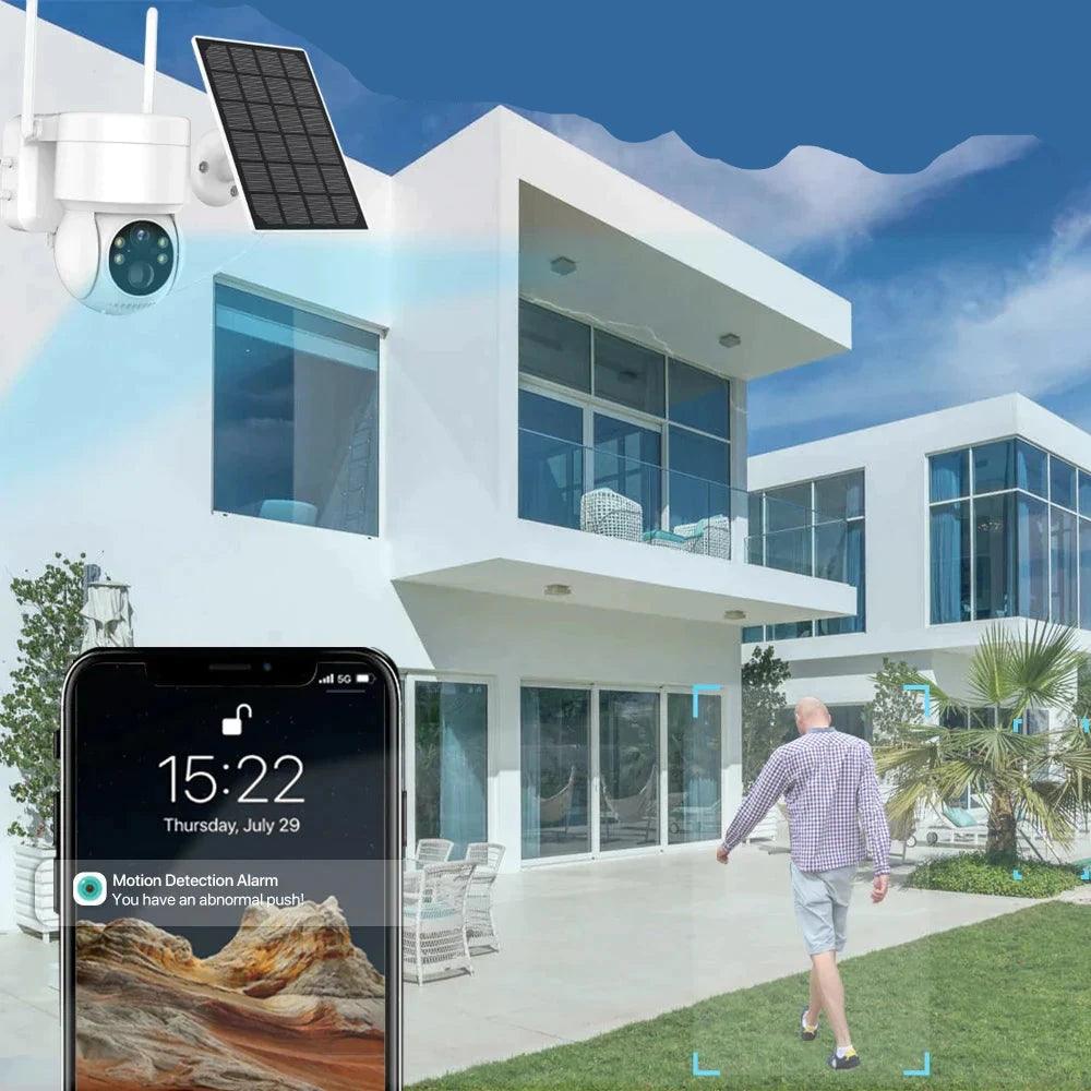 Kit camera de surveillance solaire installée à l'extérieur d'une maison moderne, avec vision nocturne et alerte sur smartphone