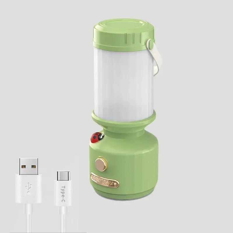 Lanterne LED rechargeable verte avec lumière blanche, bouton de contrôle et port USB-C pour un éclairage pratique en extérieur