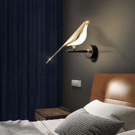 Applique murale LED design en forme d'oiseau élégant fixée au mur près d'un lit