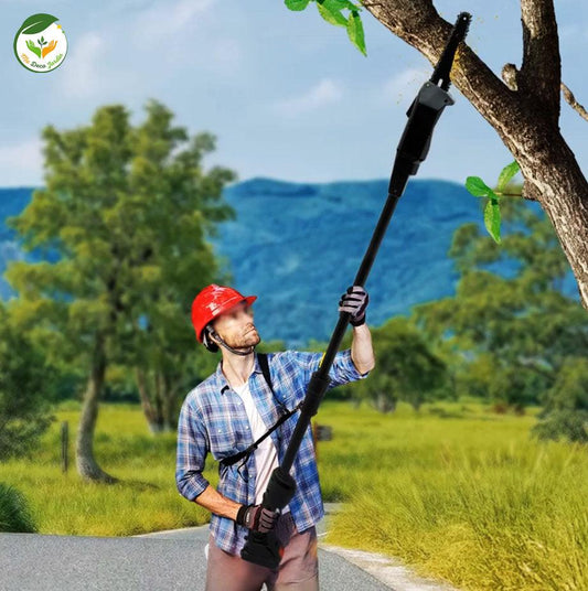 Homme utilisant une tronçonneuse telescopique pour élaguer des branches, idéale pour un jardinage efficace.