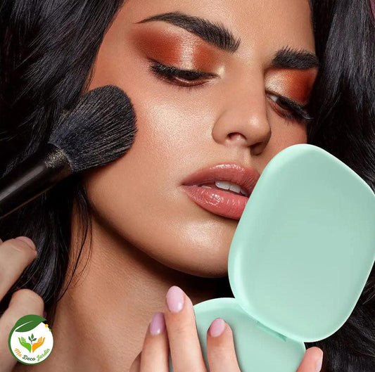 Miroir LED avec grossissement 10X, mettant en valeur des détails de maquillage sur un visage avec un teint lumineux.